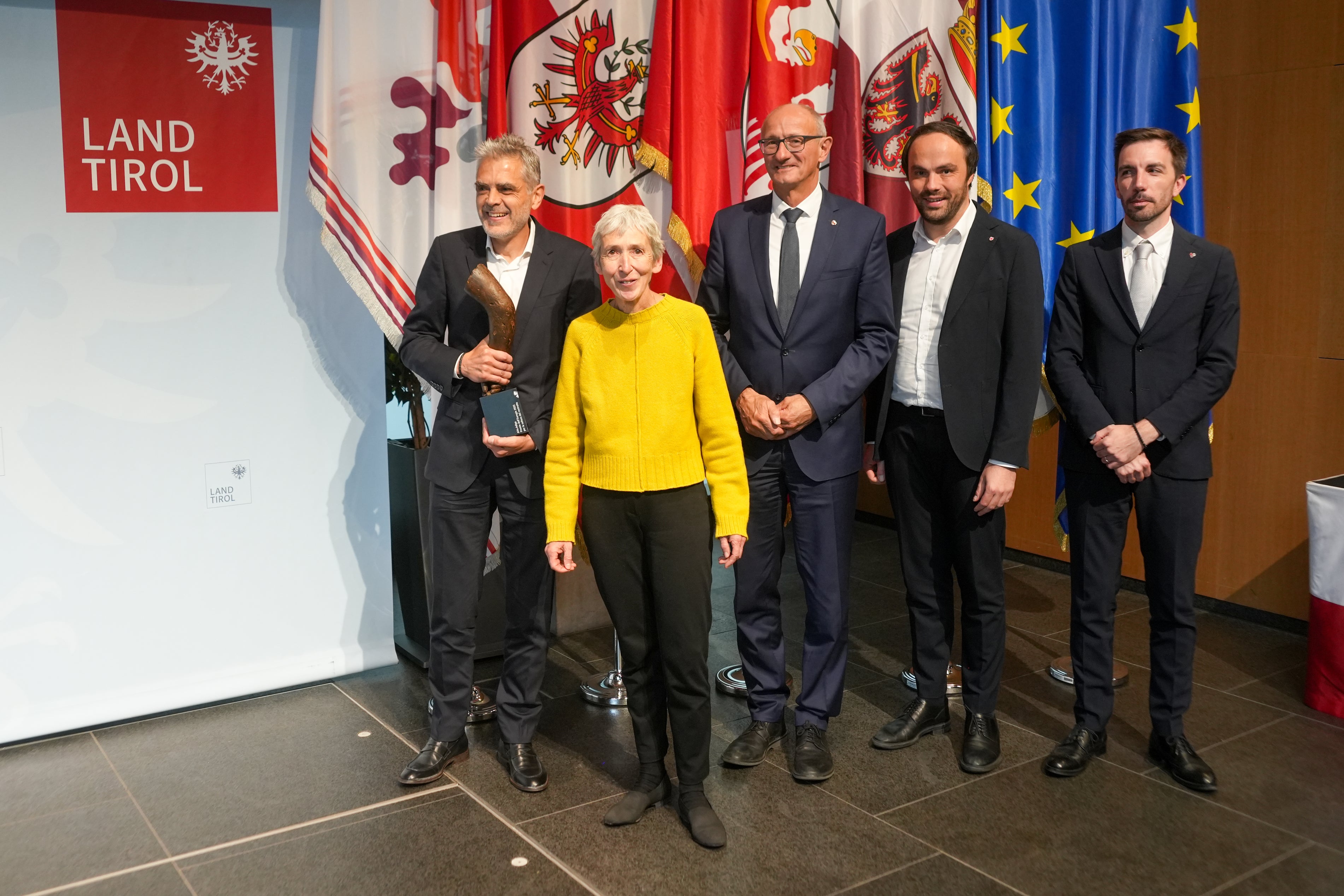 Lukas Mayr (von links) erhielt von Rita Illien (Jurorin und Landschaftsarchitektin), Landeshauptmann Anton Mattle, Landesrat Philipp Achammer (Südtirol) und Landesrat Simone Marchiori (Trentino) den Euregio-Baukulturpreis überreicht.  (Foto: Land Tirol/Danijel Jovanovic)
