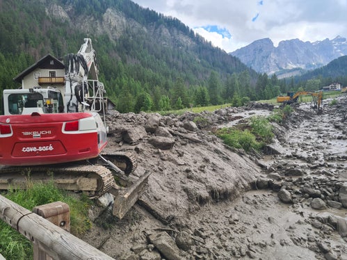 Nach anhaltenden Regenfällen hat sich heute (17. Juni) eine Mure in den Seresbach in Campill in der Gemeinde St. Martin in Thurn gewälzt, Freiwillige Feuerwehren, Wildbachverbauung, Landesforstkorps und Landesgeologen sind mit Baggern und Lastkraftwagen im Einsatz. (Foto: LPA/Landesamt für Wildbachverbauung Ost/Thomas Gamper)