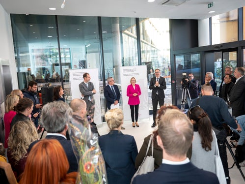 Übergabe der neuen Büros in der Bozner Garibaldistraße an die Landesverwaltung mit (von links nach rechts) Waltherpark-AG-Präsident Thibault Chavanat, Hochbau- und Vermögenslandesrat Christian Bianchi, Personallandesrätin Magdalena Amhof und Landeshauptmann Arno Kompatscher. (Foto: LPA/Fabio Brucculeri)
