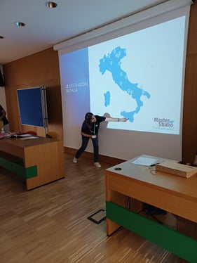 41 Schülerinnen und Schüler deutschsprachiger Oberschulen, die im kommenden Schuljahr die Herausforderung angenommen haben, ein Semester oder ein ganzes Jahr in Italien bei einer Gastfamilie oder im Heim zu verbringen und eine italienischsprachige Schule zu besuchen, haben sich vorab darüber informiert. (Foto: LPA/Deutsche Bildungsdirektion/Jürgen Bergmann)