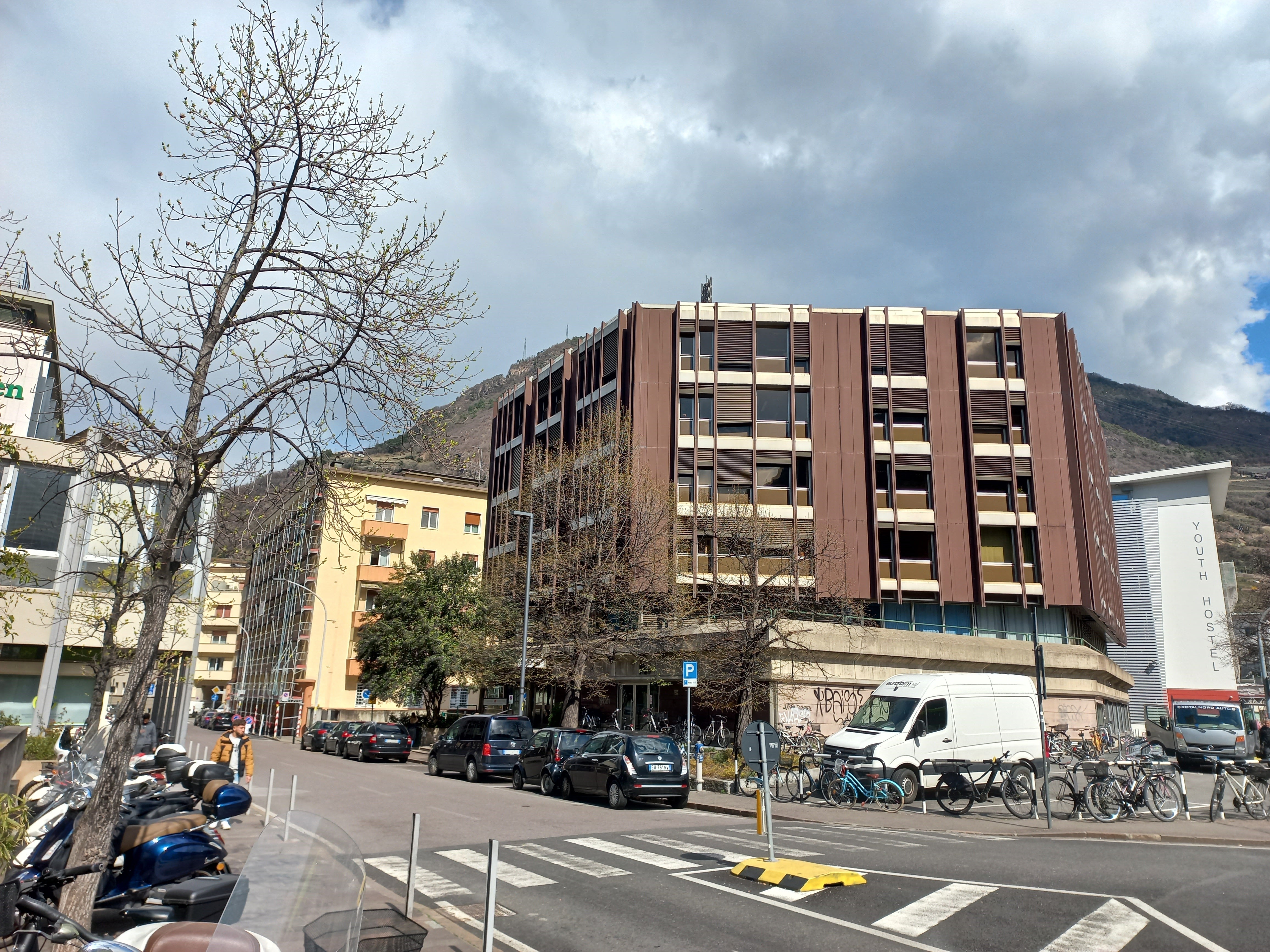 Das Raumprogramm des neuen Hauses der Mobilität sieht sechs oberirdische Geschosse und zwei unterirdische Geschosse vor. Es wird am Standort des heutigen Landhauses 5 (im Bild) entstehen.  (Foto: LPA/Monika Pichler)  