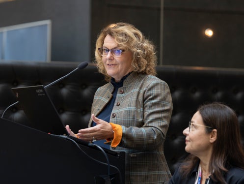 Landesrätin Pamer erinnert Familien daran, bereits frühzeitig die ISEE zu machen und um das Landeskindergeld anzusuchen, um ab Jänner 2026 von höheren Beträgen zu profitieren. (Foto: LPA/Tiberio Sorvillo)