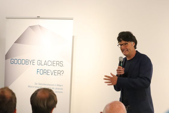 Il direttore dell'Ufficio Idrologia e dighe della Provincia e coordinatore della mostra Roberto Dinale: Con la nuova edizione della mostra nell'Anno Internazionale per la conservazione dei ghiacciai ci chiediamo se questo ritiro dei ghiacciai sarà inesorabile. C'è sgomento di fronte al ritiro dei ghiacciai, ma anche speranza. (Foto: USP/Maja Clara)