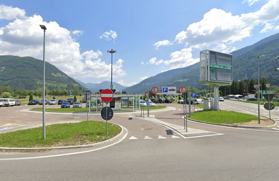 La Giunta ha approvato oggi la delibera che prevede una modifica al Piano urbanistico e l'ampliamento di 70 posti del parcheggio nei pressi dello svincolo autostradale della A22 a Sud di Vipiteno (Foto: ASP/Google)