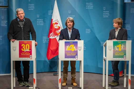 Presentata la nuova campagna di prevenzione dell'alcol: l'assessore provinciale alla Prevenzione sanitaria e Salute Hubert Messner (al centro) con il direttore sanitario Josef Widmann (a sinistra) e il direttore del Forum Prevenzione Peter Koler (Foto: USP/Greta Stuefer)