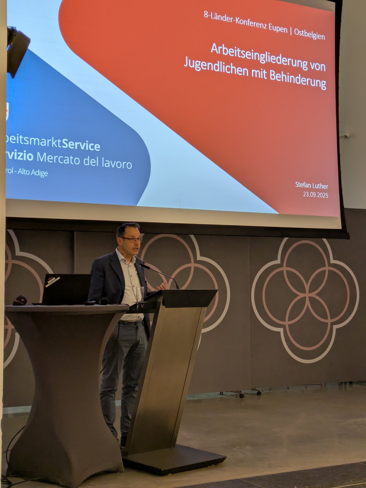 Stefan Luther, direttore del Servizio Mercato del Lavoro (SML) della Provincia autonoma di Bolzano, ha recentemente riferito in Belgio sull'integrazione dei giovani con disabilità e sui progressi compiuti nel campo della digitalizzazione. (Foto: USP/SML)