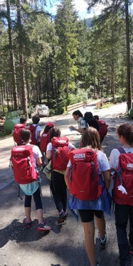 Die diesjährige Junior Ranger-Ausbildung findet in den Naturparks Puez-Geisler und Drei Zinnen in deutscher Sprache und im Naturpark Schlern-Rosengarten in italienischer Sprache statt. (Foto: LPA/Landesamt für Natur)