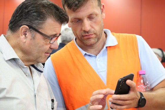 Qual è la situazione: il direttore dell’Ufficio provinciale Geologia e prove materiali, Volkmar Mair (a sinistra), e il direttore del Servizio strade della Provincia, Philipp Sicher. (Foto: USP/Maja Clara)