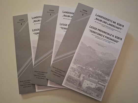 Oltre alla versione digitale, il testo unico coordinato e bilingue della legge provinciale “Territorio e paesaggio” è ora disponibile – in numero limitato – anche in formato cartaceo. (Foto: USP/Ufficio amministrativo Territorio e Paesaggio)