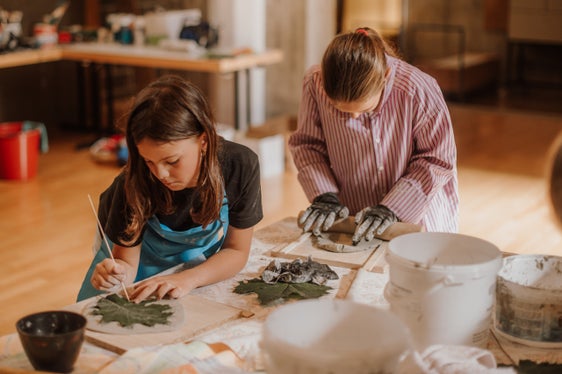 Beton zum Leuchten bringen und alten Dingen neues Leben einhauchen konnten die Mädchen und Buben im Workshop Schere, Stein, Papier – daraus zaubern wir …: Im Bild Helene und Katharina (Foto: LPA/Begabungs- und Begabtenförderung der Pädagogischen Abteilung der Deutschen Bildungsdirektion/Maria Gapp)