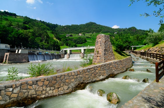 Per l'impianto idroelettrico di Ponte Gardena, i fondi ambientali dei prossimi tre anni ammontano a un importo di 1,1 milioni di euro, destinati ai Comuni rivieraschi di Ponte Gardena, Laion, Castelrotto e Barbiano. (Foto: USP/Alperia) 