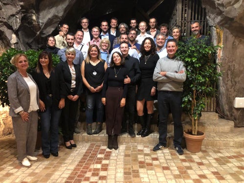 Foto di gruppo alla cantina Felsenkeller tra docenti e i neo-diplomati che hanno conseguito l'attestato di imprenditore agricolo. (Foto: ASP) 
