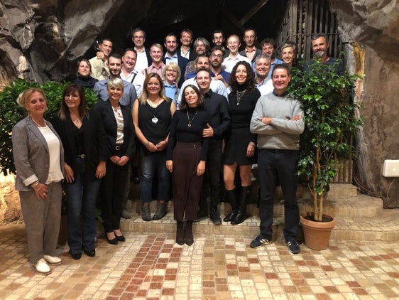 Foto di gruppo alla cantina Felsenkeller tra docenti e i neo-diplomati che hanno conseguito l'attestato di imprenditore agricolo. (Foto: ASP) 