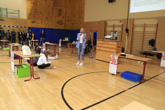 Hut ab, die Schülerinnen und Schüler haben das wirklich gut gemacht!: Jurymitglied Hanna Waldthaler von der Pädagogischen Abteilung der Deutschen Bildungsdirektion (Foto: LPA/Deutsche Bildungsdirektion/Verena Hilber)