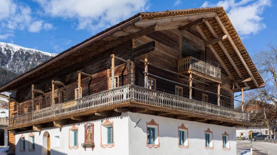 Bei Beiträgen für denkmalgeschützte Gebäude (wie der Rainhof in St. Magdalena/Gsies im Bild) kommen künftig höhere Fördersätze zur Anwendung. (Foto: LPA/HiBERatlas Eurac Resarch/Marion Lafogler)