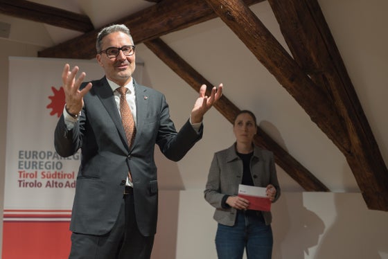 L presidënt dla Euregio y dla Jonta provinziela de Bulsan Arno Kompatscher à laudà la fotografes y i fotografs: “Cun pultrëc che lascia n pert zënza fla ne ëis nia mé te na maniera otica ‚passa via sëides‘.” Dovia la respunsabla dl pruiet Silvia Ramoser. (Foto: USP/Patrizia Corriero)