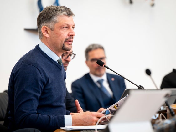 L'indirizzo strategico, ma anche molto pratico, è ribadito dall’assessore provinciale alle Infrastrutture e alla Mobilità, Daniel Alfreider: “Un tempo la ferrovia è stata costruita quando non circolavano le auto, ora ampliamo la ferrovia per usare i treni come mezzi di trasporto sostenibili alternativi all’auto”, sottolinea Alfreider. (Foto: USP/Fabio Brucculeri)