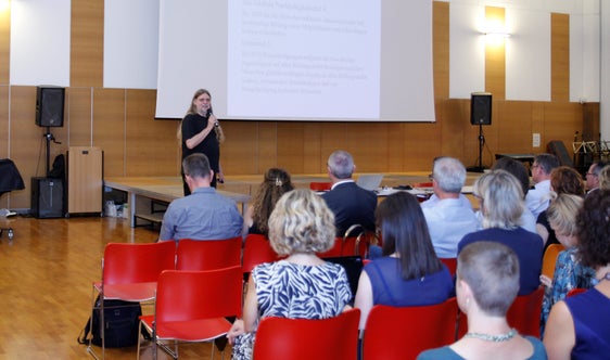 Professor Andreas Hinz sprach in seinem Gastvortrag über das Thema „Wege in die Bildung 2030: Grundgedanken einer inklusiven Pädagogik“ (Foto: LPA/Deutsche Bildungsdirektion)

