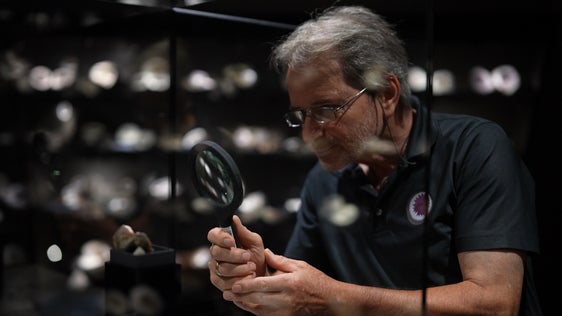 La Madonna nel geode di Tiso viene presentata nella prima puntata della nuova serie televisiva “Musei e collezioni in Alto Adige. La vita segreta”. (Foto: Ufficio provinciale Musei e ricerca museale/Agostino Fuscaldo)