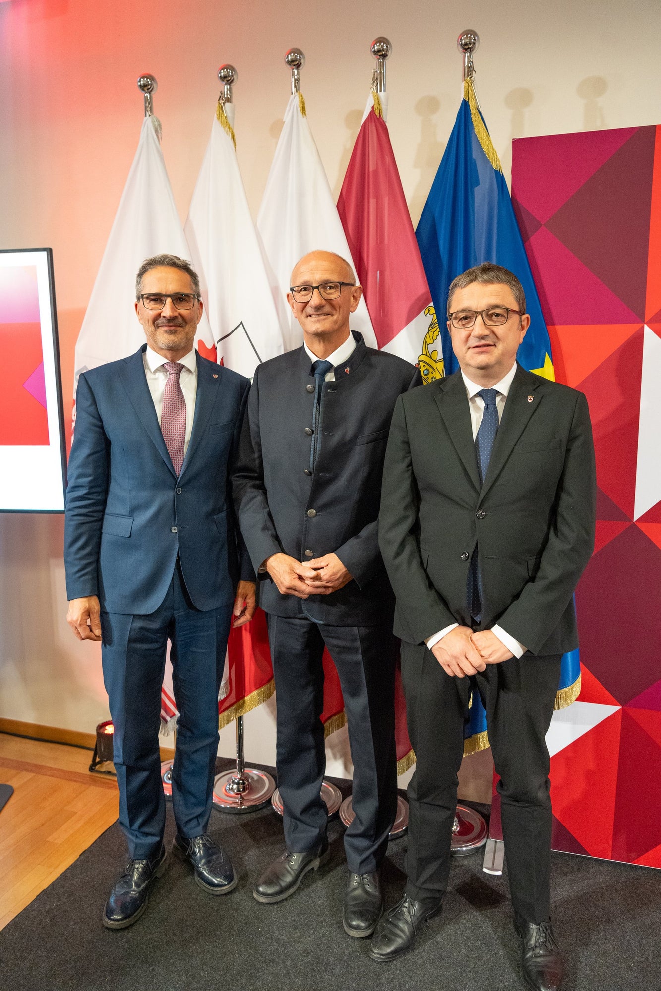 30 anni - tre territori - un Ufficio - una voce comune: da sinistra il presidente della Provincia autonoma di Bolzano Arno Kompatscher, il presidente di turno dell'Euregio e presidente del Land Tirol Anton Mattle e il presidente della Provincia autonoma di Trento Maurizio Fugatti. (Foto: Land Tirol/Pölzl)
