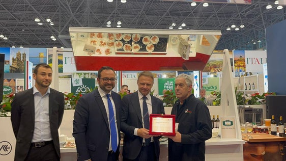 Alla presenza del Ministro all’Agricoltura,&nbsp;Francesco Lollobrigida, sono stati&nbsp;premiati,&nbsp;con una targa commemorativa da parte della Provincia di Bolzano, il primo importatore di speck negli Usa e il titolare del primo negozio di alimentari che ha acquistato nel 2004 la prima baffa di speck Lou di Palo e Cesare Gallo. (Foto: ASP)