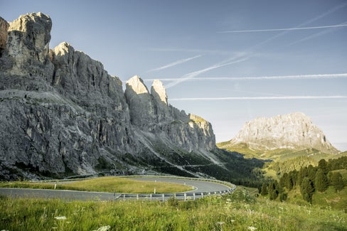 Mehr Schutz für sensible Berg- und Naturgebiete: Organisierte Motorsportveranstaltungen sind auf bestimmten Straßenabschnitten künftig nicht mehr zulässig. Die Maßnahme betrifft Straßen in geschützten Gebieten sowie Gebiete über 1.600 Metern Meereshöhe. Der Individualverkehr bleibt weiterhin erlaubt. (Foto: IDM Südtirol/Andreas Mierswa)