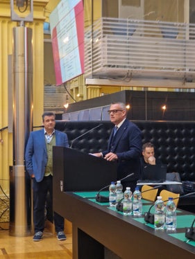 Das Dekret bedeute einen wichtigen Schritt in Richtung mehr Nachhaltigkeit im Straßenbau, sagte Hochbau- und Vermögenslandesrat Christian Bianchi (am Rednerpult). (Foto: LPA/Gianluca Crocco)