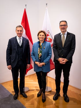 L'assessore provinciale Luis Walcher (a sinistra) e il presidente Arno Kompatscher hanno accolto la segretaria di Stato Susanne Kraus-Winkler a Palazzo Widmann. (Foto: USP/Fabio Brucculeri)