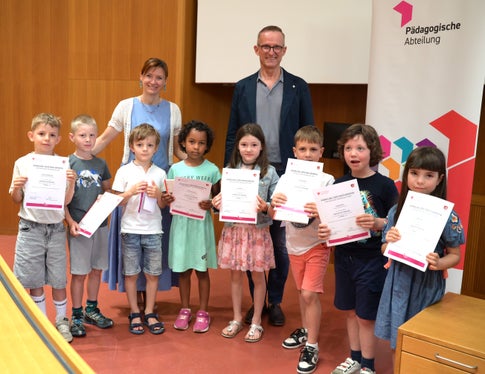 Prämierungsfeier Känguru der Mathematik 2026: 1. Klasse Grundschule – Kategorie Felix (von links): Samuel Oberhauser, Andreas Kofler, Clemens Unterfrauner, Maryann Theiner, Lena Kaser, Samuel Mader, Ludwig Hofer, Sofia Vian, dahinter Landesschuldirektorin Sigrun Falkensteiner und Abteilungsdirektor Martin Holzner (Foto: LPA/Deutsche Bildungsdirektion/Margit Pichler)
