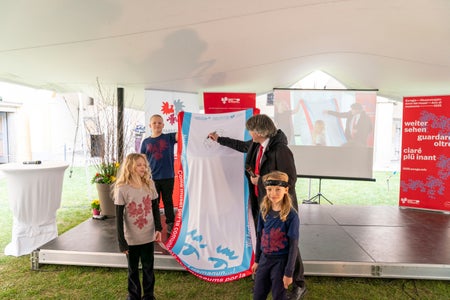 Statt eines Spruchs zeichnet Peter Schwienbacher, Direktor der Hofburg Brixen, ein Strichmännchen auf die Fahne, das mit einer Laterne das (historische, gegenwärtige und zukünftige) Umfeld ausleuchtet. (Foto: LPA/Daniel von Johnston)