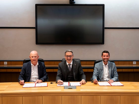 Landeshauptmann und Bevölkerungsschutzlandesrat Arno Kompatscher (Mitte) hat am 14. Oktober mit dem Präsidenten des Landesverbandes der Freiwilligen Feuerwehren Südtirols Martin Künig (links im Bild) und dem Präsidenten des Südtiroler Gemeindenverbandes Dominik Oberstaller (rechts) das Einvernehmensprotokoll bezüglich der Fahrzeuge der Freiwilligen Feuerwehren Südtirols unterzeichnet. (Foto: LPA/Fabio Brucculeri)