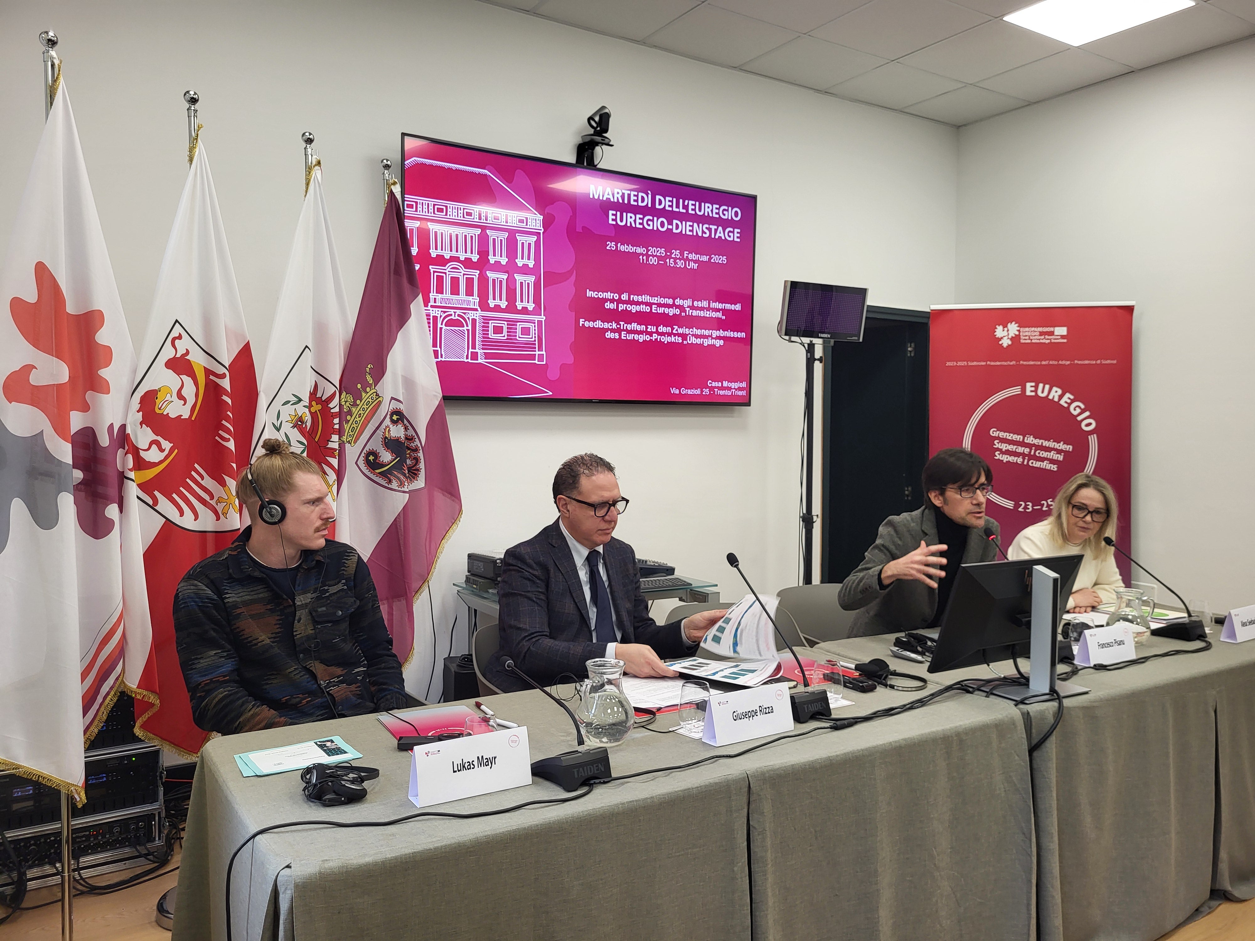 Das Projekt Übergänge stand beim dritten Euregio-Dienstag des Euregio-Büros in der Casa Moggioli in Trient im Mittelpunkt. Im Bild (von links) die Referenten Lukas Mayr, Giuseppe Rizza, Francesco Pisanu und Alexa Seebacher. (Foto: Euregio) 

