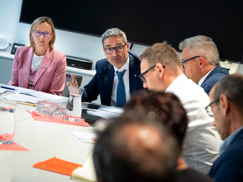 “Sono fiducioso che riusciremo ad individuare una soluzione pragmatica per l'anno 2025”, ha dichiarato il presidente Kompatscher, con l'assessora provinciale Magdalena Amhof nella foto, alla sua sinistra, durante l'incontro con le parti sociali. (Foto: USP/Fabio Brucculeri)