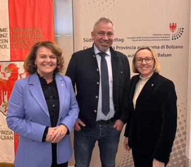 Freuen sich, dass in der neuen Betriebskita im WaltherPark 15 Betreuungsplätze für Kleinkinder von Mitarbeitenden der Landesverwaltung bereitstehen: Familienlandesrätin Rosmarie Pamer, Generaldirektor Alexander Steiner und Personallandesrätin Magdalena Amhof. (Foto: LPA)