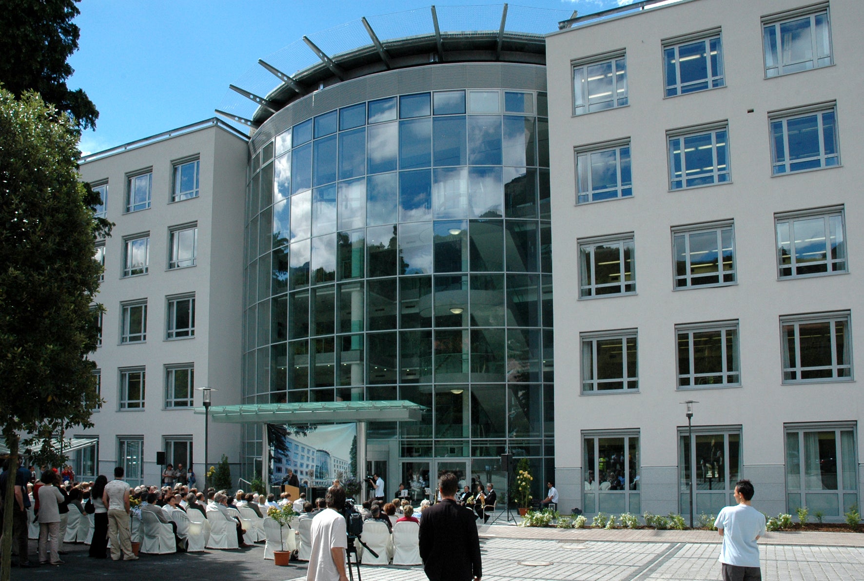 Noch bis 27. Oktober können sich Interessierte in das landesweite Kandidatenverzeichnis für die Direktion eines Gesundheitsbezirkes des Sanitätsbetriebes eintragen lassen. Im Bild das Krankenhaus Meran. (Foto: LPA)