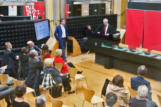 Über vier Milliarden Euro wurden als Beiträge für den geförderten Wohnbau in den vergangenen Jahrzehnten an die Bürgerinnen und Bürger weitergegeben, informierte Abteilungsdirektor Stefan Walder. (Foto: LPA/Greta Stuefer) 