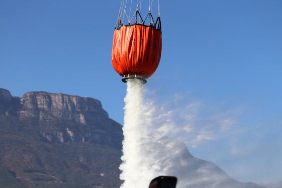 Punktgenauer Wasserabwurf aus dem außen am Hubschrauber angebrachten Bambi Bucket mit 4000 Liter Wasser (Foto: LPA/Maja Clara)