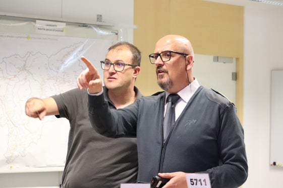Come si evolve la situazione sulle strade dell'Alto Adige durante la chiusura del Brennero (da sinistra): Thomas Huber dell'Unione provinciale dei Corpi dei Vigili del fuoco volontari dell'Alto Adige e il brigadiere capo della Guardia di Finanza Heiko Falkensteiner. (Foto: USP/Maja Clara)