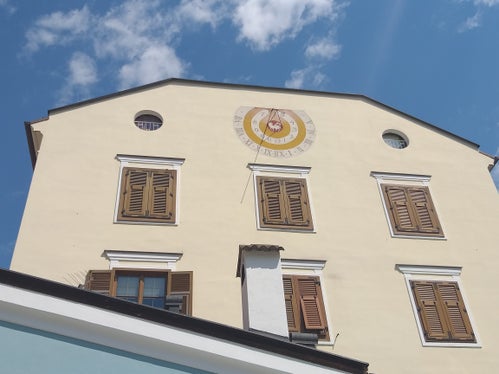 In Brixen (im Bild die Sonnenuhr auf einem Gebäude neben dem Domplatz) wurde mit 36,3 Grad am 30. Juli die bisher höchste Temperatur dieses Sommers gemessen. An diesem Wochenende wird im Raum Bozen, im Unterland und im Etschtal wieder die 35-Grad-Marke überschritten. (Foto: LPA/Maja Clara)