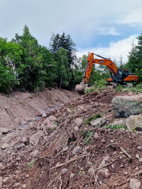 Die bestehenden Schutzbauten im Röthenbach im Sarntal haben ihre Schutzfunktion ausgeübt; derzeit entfernt die Wildbachverbauung das Geschiebematerial nach einem Murgang. (Foto: LPA/Landesamt für Wildbach- und Lawinenverbauung Nord der Agentur für Bevölkerungsschutz)