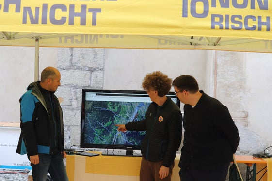 Informierten über ihre Arbeit: Der Direktor des Landesamtes für Wildbach- und Lawinenverbauung Nord Philipp Walder (li.) und sein Mitarbeiter Lukas Pichler (Mitte) mit dem Direktor des Landesamtes für Datentechnik Stefan Hellweger (re.) (Foto: LPA/Maja Clara)