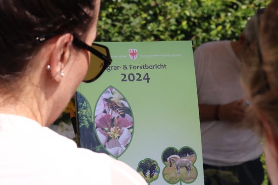 Vorgestellt: Ein Blick in den neuen Agrar- und Forstbericht gibt eine Übersicht über bereits Erreichtes und zeigt Schwerpunkte für die Zukunft auf. (Foto: LPA/Maja Clara)