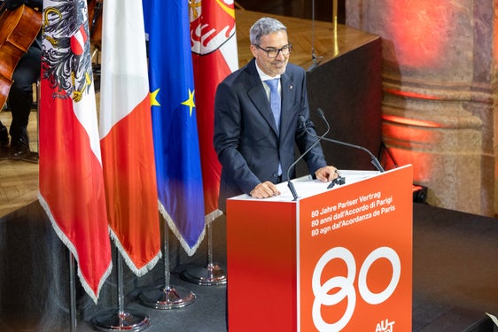 In seiner Festansprache  an die beiden Staatsoberhäupter und die Festgäste richtete Landeshauptmann Arno Kompatscher einen Blick auf die Entstehung und die Zukunft der Autonomie. (Foto: LPA/Bernhard Aichner)