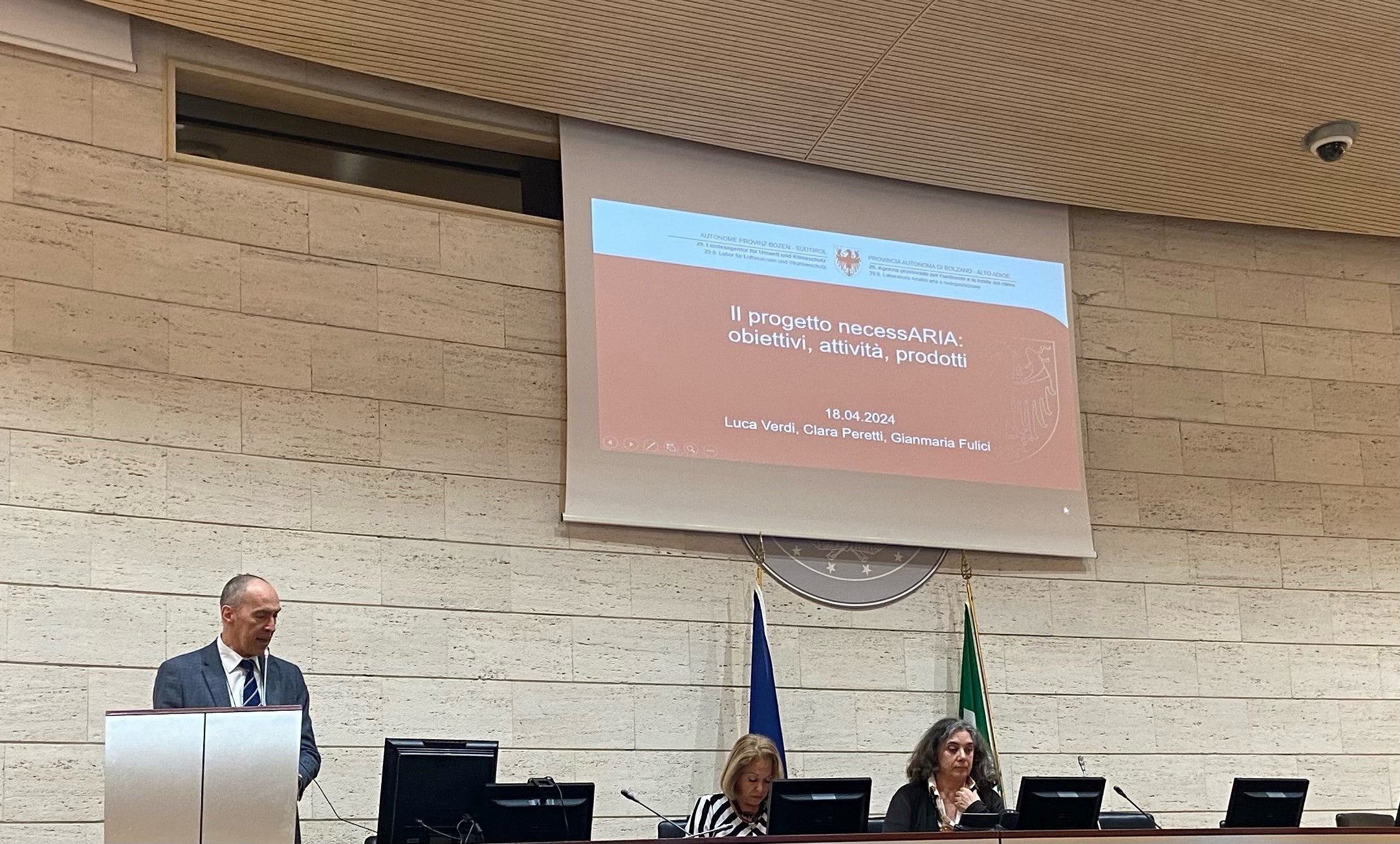 Ziel ist es, die Luftqualität in den Klassenzimmern verbessern. Dafür wollen wir effiziente Lösungen testen und finden, erklärte Gesamtkoordinator Luca Verdi, Direktor des Labors für Luftanalysen und Strahlenschutz, bei der Tagung des Projekts necessARIA in Rom. (Foto: Landesagentur für Umwelt und Klimaschutz)