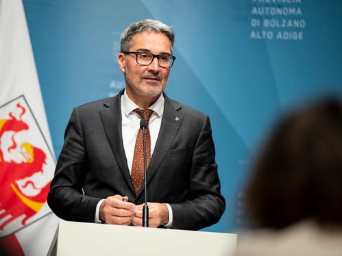 Landeshauptmann Arno Kompatscher stellte in einer Pressekonferenz heute (19. November) die neuen Regeln vor, die ab 1. Jänner 2025 im Südtiroler Sanitätsbetrieb zur Absage von vorgemerkten fachärztlichen Leistungen gelten. (Foto: LPA/Fabio Brucculeri)