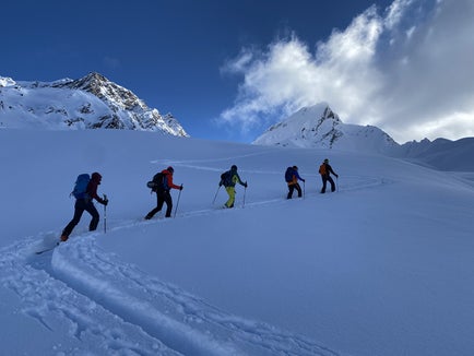 Skitourengeher und Schneeschuhwanderer sind zu einem rücksichtsvollen und naturverträglichen Verhalten aufgerufen, um Wildtiere im Winter nicht zu stören. (Foto: LPA/Ulrich Veith AVS)