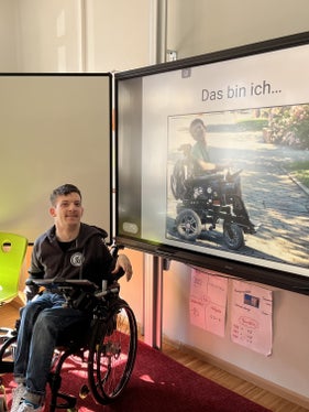 Raphael Donati gibt in seinen workshops Einblick in die vielfältigen Möglichkeiten der Unterstützten Kommunikation, durch die die Teilhabe der Betroffenen am gesellschaftlichen Leben gefördert wird. (Foto: LPA/Landesamt für Beratung der Pädagogischen Abteilung)