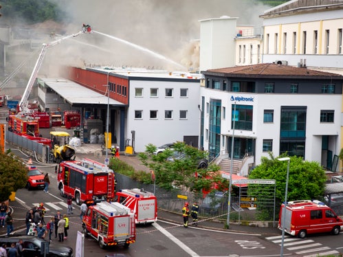 Großeinsatz beim Großbrand am Bozner Mitterweg am heutigen Vormittag. (Foto: LPA/Fabio Brucculeri)