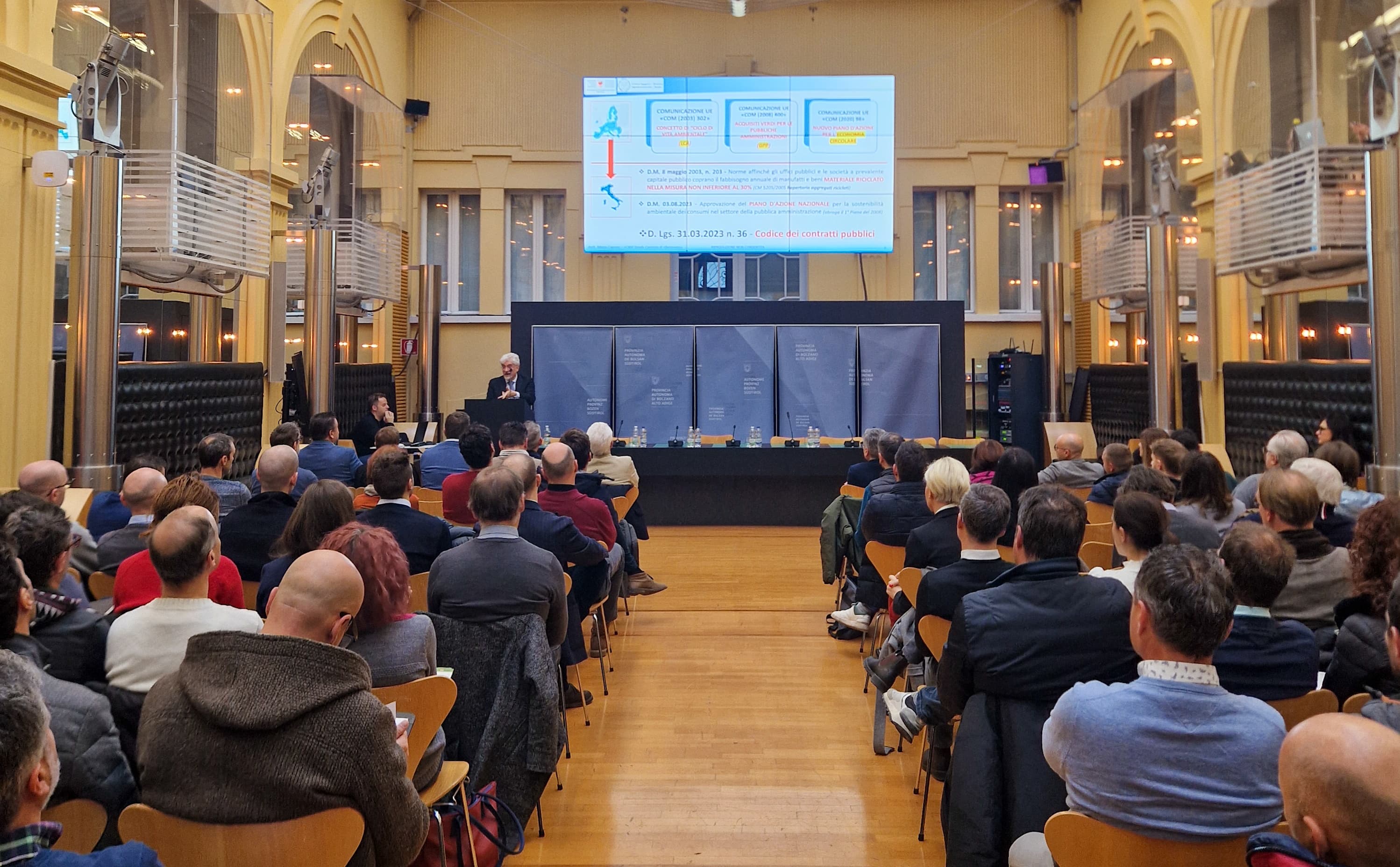 Um die Mindestumweltkriterien (CAM) für Straßen ging es bei einer vom Landesamt für Geologie und Baustoffprüfung gemeinsam mit der Ingenieurkammer organisierten Tagung in Bozen. (Foto: LPA/Gianluca Crocco)