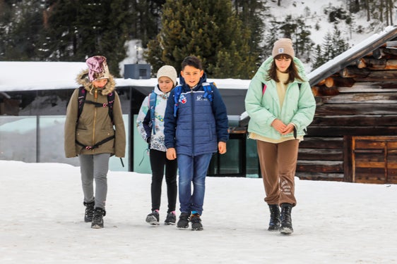 In vista dell'avvio imminente del prossimo anno scolastico sono previsti servizi di trasporto scolastico per i circa 4.000 alunni che non possono usufruire dei normali servizi di linea, le cui fermate sono troppo lontane dalle loro case. Questi collegamenti sono messi a disposizione dal Consorzio Alto Adige Autonoleggiatori KSM e organizzati dall'Ufficio provinciale Trasporto Persone, sulla base dei dati raccolti dall'Ufficio assistenza scolastica. (Foto: USP/Verant)